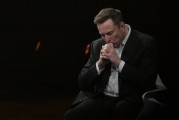 梦见洗澡特斯拉股价收涨超3%：特朗普无意沟通，马斯克父亲劝儿子低头