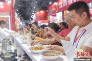 梦见洗澡“嗦粉”经济火热 中国多地“食力”出圈