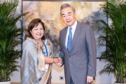 梦见洗澡王毅会见尼泊尔外长阿祖