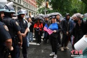 梦见洗澡美国多地举行“没有国王”抗议活动
