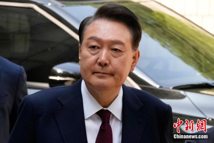 当地时间2025年5月12日，韩国首尔，因被控策划叛乱而受到审判的前总统尹锡悦抵(🙋)达(🌍)首尔中央地方法院。图/视觉中(💞)国